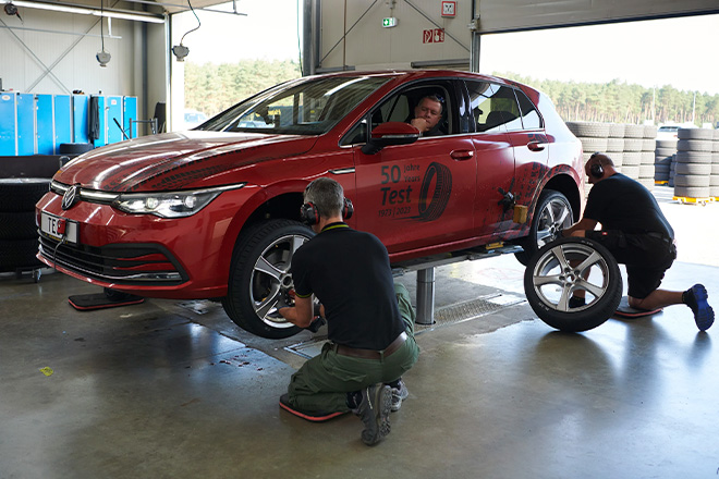 Putting Tires to the Test: Real-World Trials on the Volkswagen Golf &copy; ADAC/Marc Wittkowski