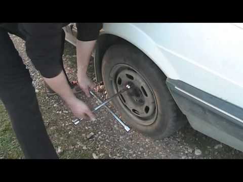 Car Repair Guide : How to change flat tire with a spare tire